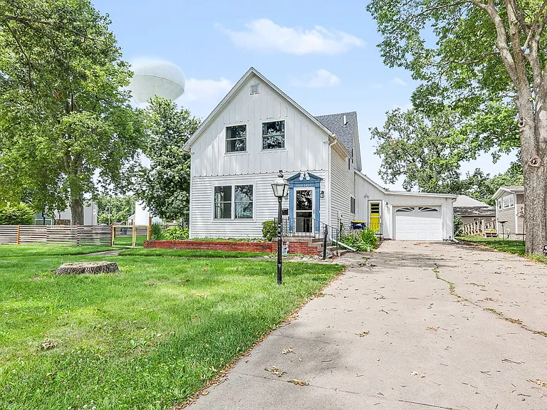 1203 Main St — Photo 2