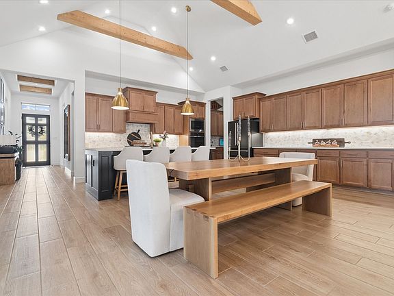 4th image of 582 Broadleaf Way