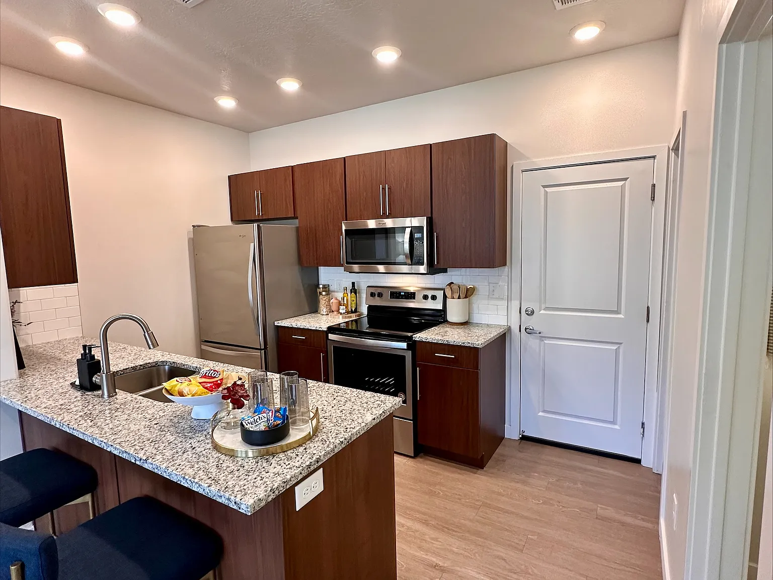 2 bed, 2.5 bath, 1182 sqft, $2,048 — Photo 3
