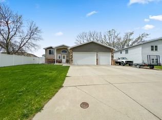 1801 Sunset Blvd, Minot, ND 58703