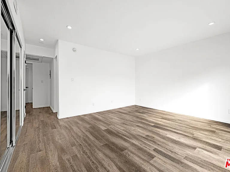 136 S Palm Dr #301 — Photo 20