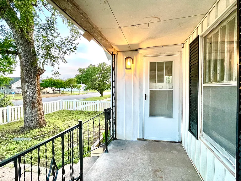 408 E Carpenter St — Photo 2