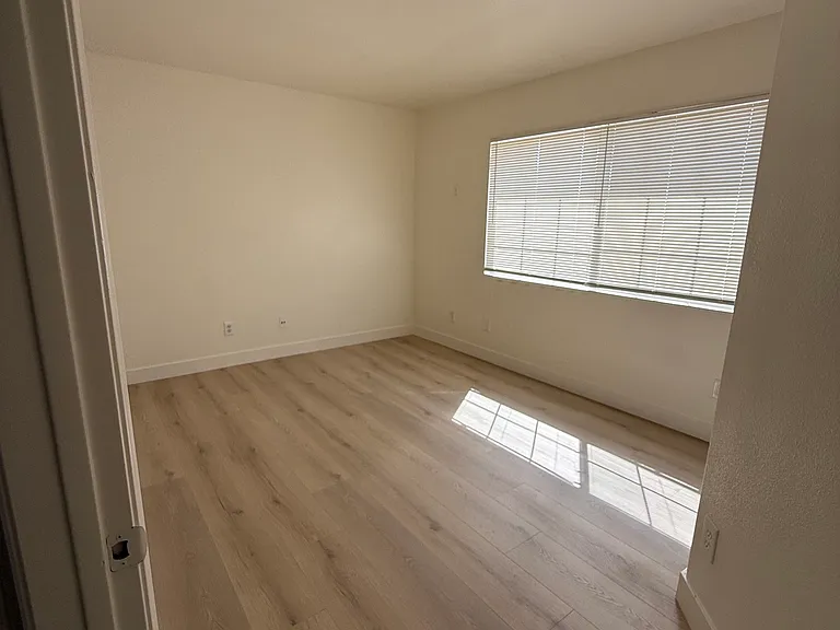 652 Avondale Dr — Photo 13