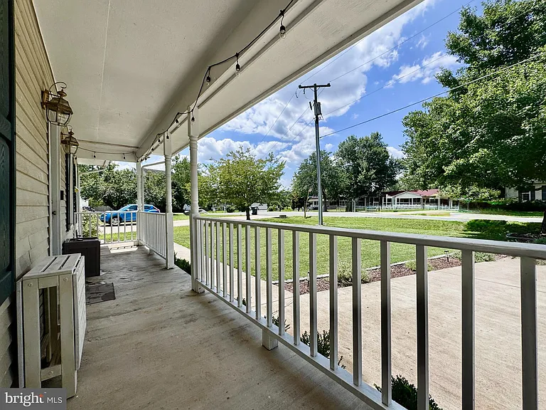 2038 Dewey Dr — Photo 3