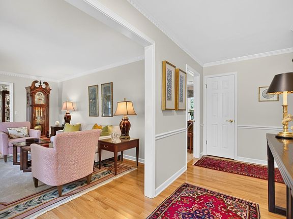 4th image of 110 Swindon Cir