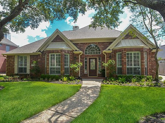 Major mechanicals' recently replaced including the roof (2017), HVAC systems (2018) and Hot Water tank (2018). The lot is also equipped with a full sprinkler system to help maintain a lush green lawn.