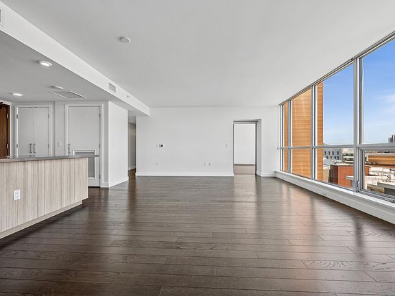5th image of 718 Long Bridge St APT 800