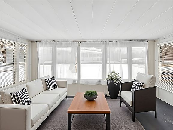 4th image of 9 Oakside Dr