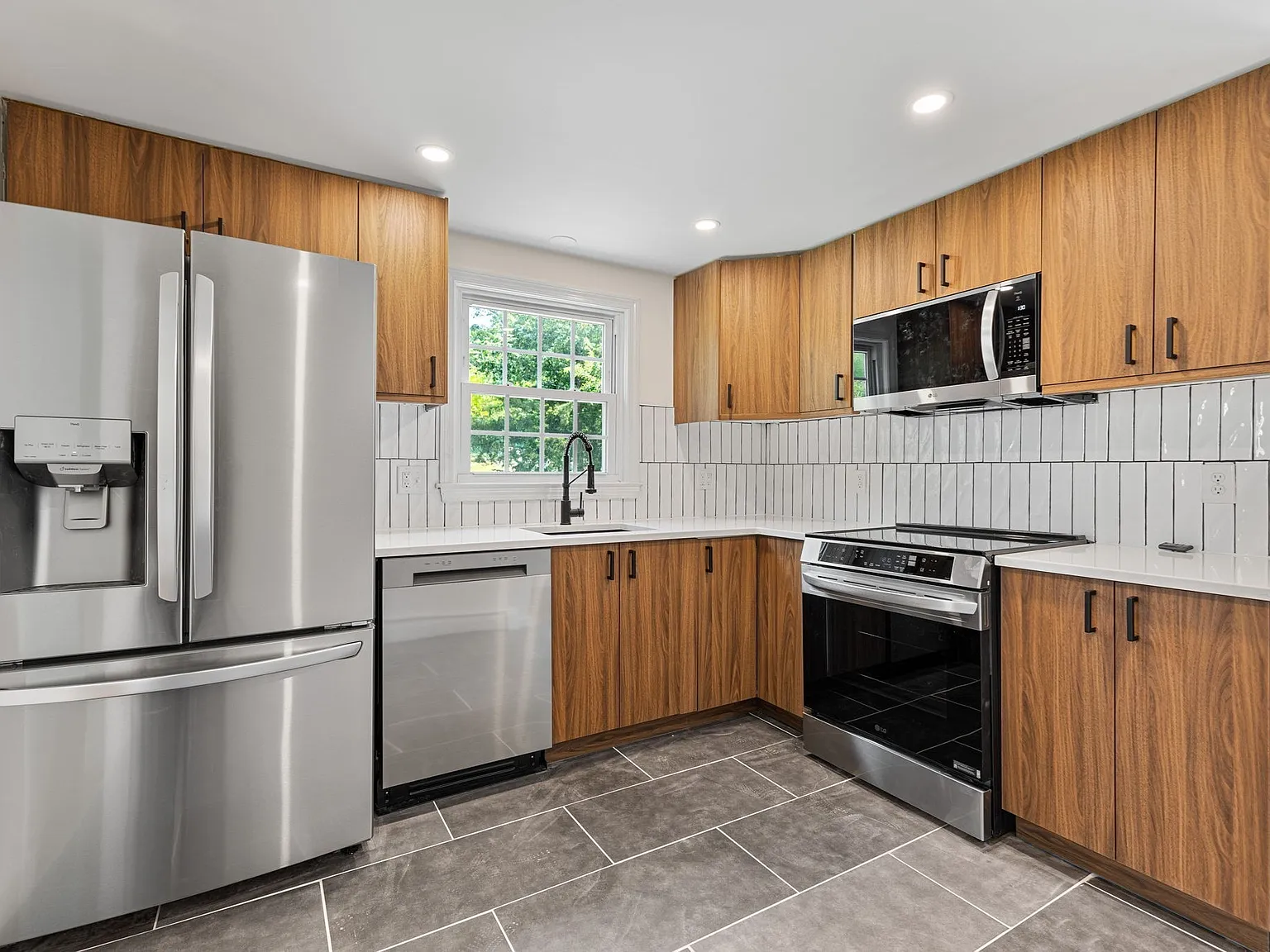 3 bed, 1.5 bath, 1372 sqft, $4,000 — Photo 2