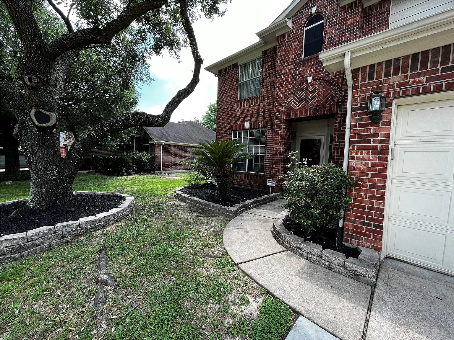 4 bed, 2.5 bath, 2274 sqft, $2,199 — Photo 3
