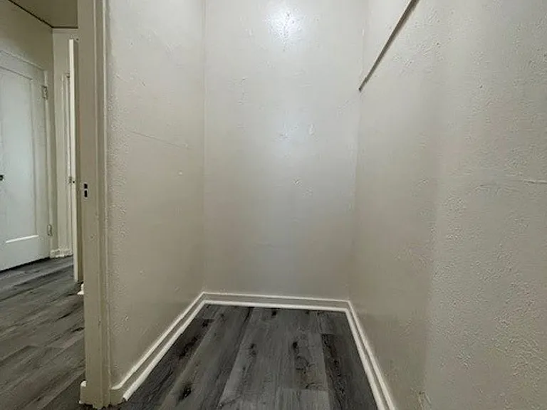 Quaint Studio, Freshly Painted, with modern fixtures, with front and back entrance, — Photo 9