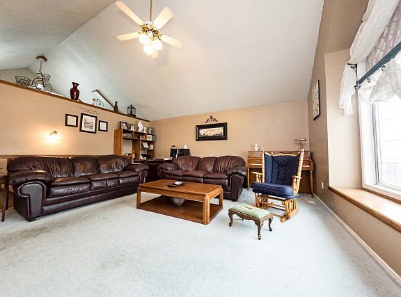 3rd image of 985 Westwood Dr