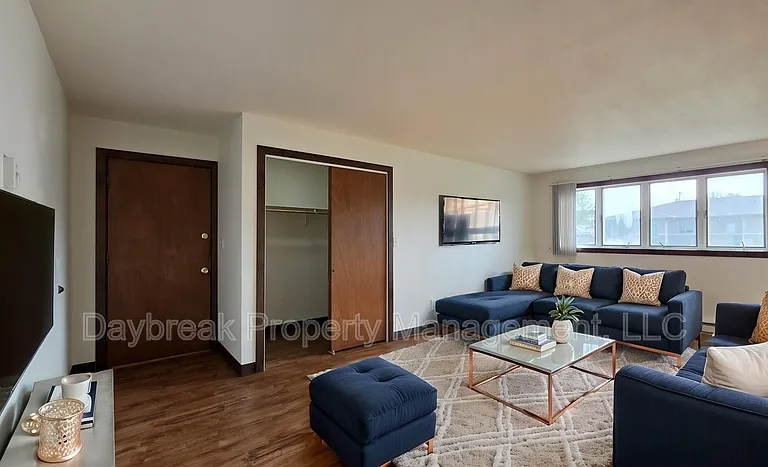 41 8th Ave N #15 — Photo 1