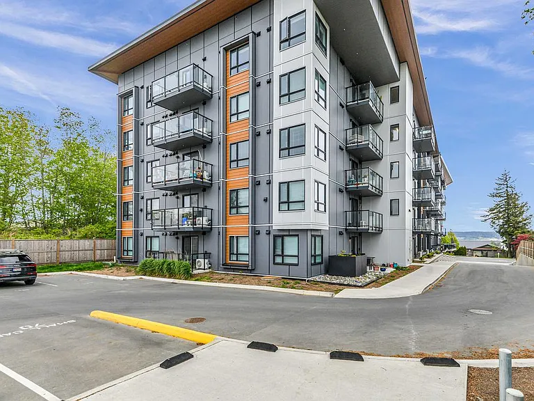 2338 Island Hwy S — Photo 3