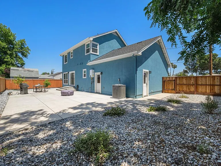 731 Beatrice St — Photo 29