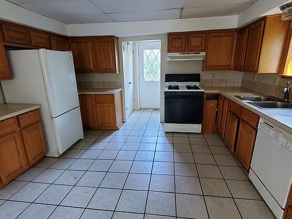 3rd image of 2569 Harding Ave