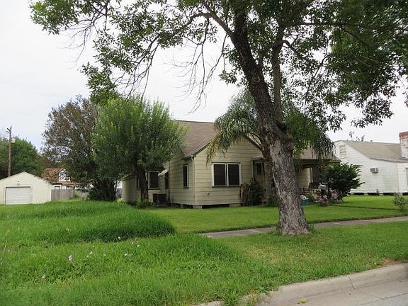 3rd image of 214 11th Ave N