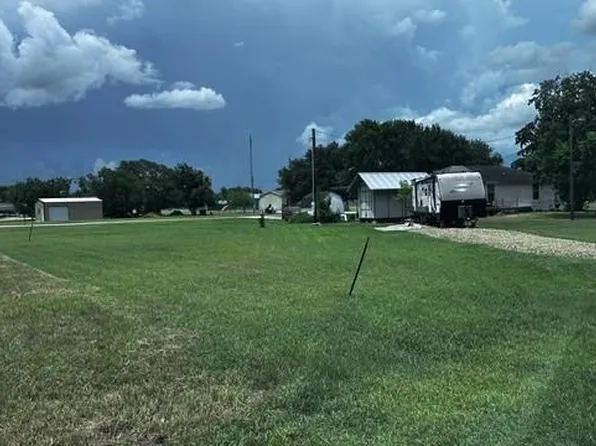 68 Cedar St, Palacios, TX 77465