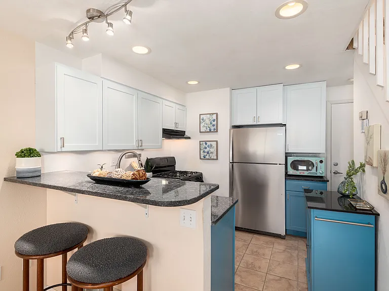 303 S Taft Ct #32 — Photo 6