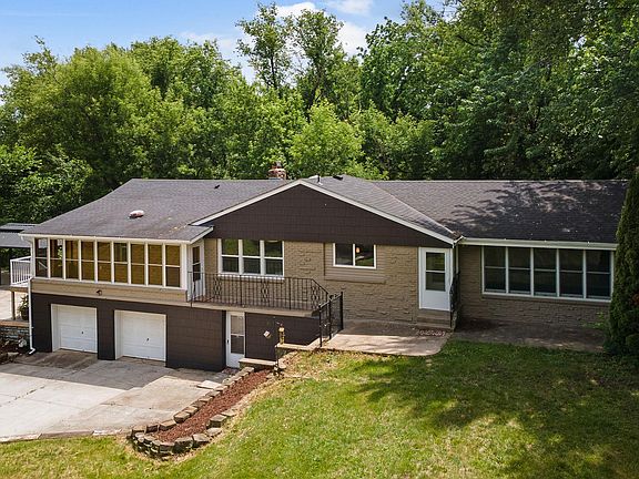 3rd image of 30 Woodridge Ln