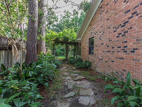 3rd image of 221 Constitution Dr