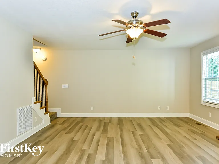 416 Leslie Wood Dr — Photo 4