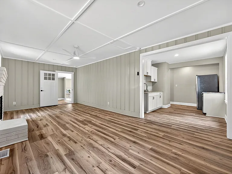 2218 Holt Dr — Photo 4