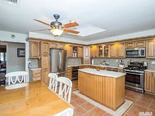 3rd image of 305 Lagoon Dr W