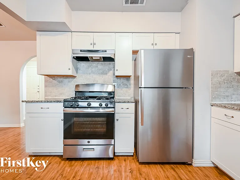 302 Shorewood Dr — Photo 6