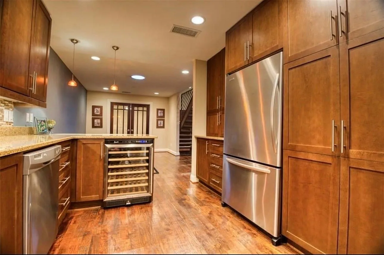 2 bed, 2.0 bath, 1873 sqft, $3,000 — Photo 2