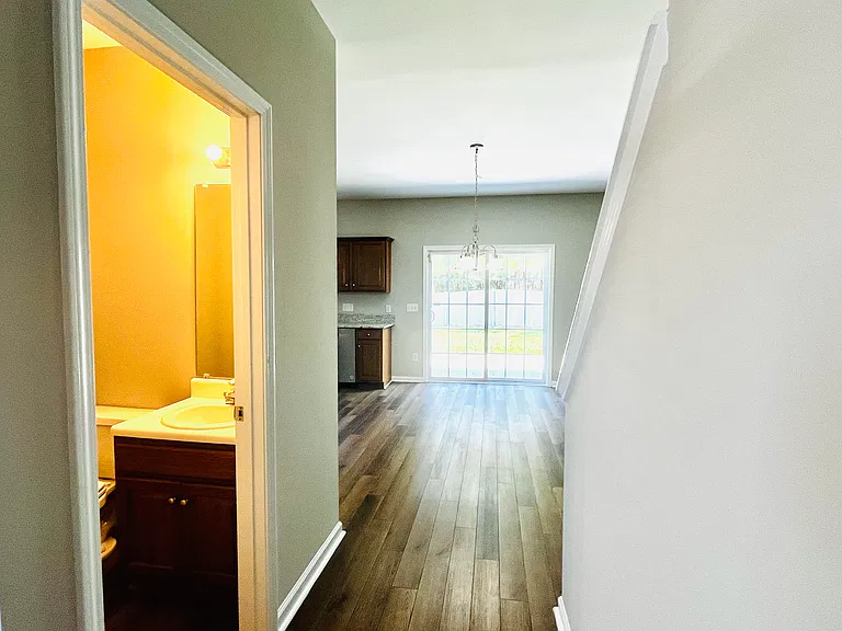 1044 Jade Ln — Photo 5