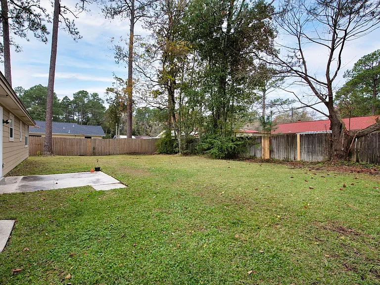 823 Meadow Ln — Photo 22