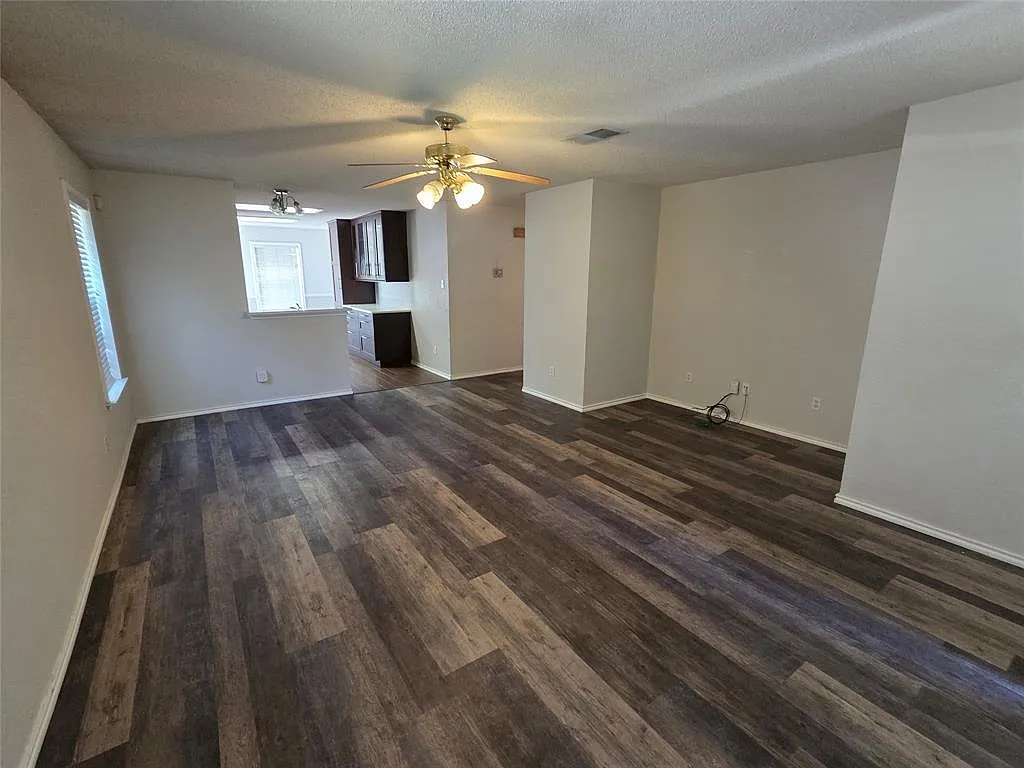 3 bed, 2.0 bath, 1400 sqft, $1,900 — Photo 2