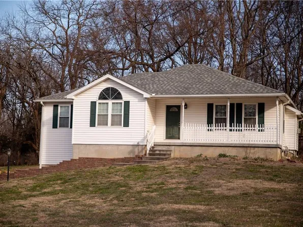 1104 Summerfield Ct, Atchison, KS 66002