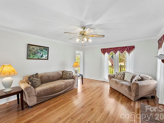 5th image of 1347 Meadow Lakes Rd