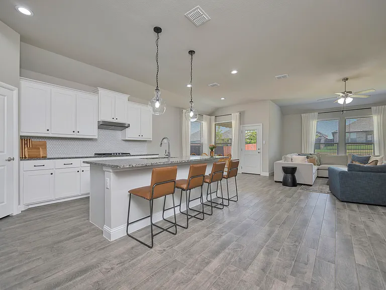 2028 Windsor Dr — Photo 3