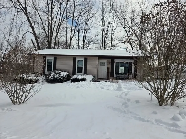 16 Evergreen Dr, Holyoke, MA 01040