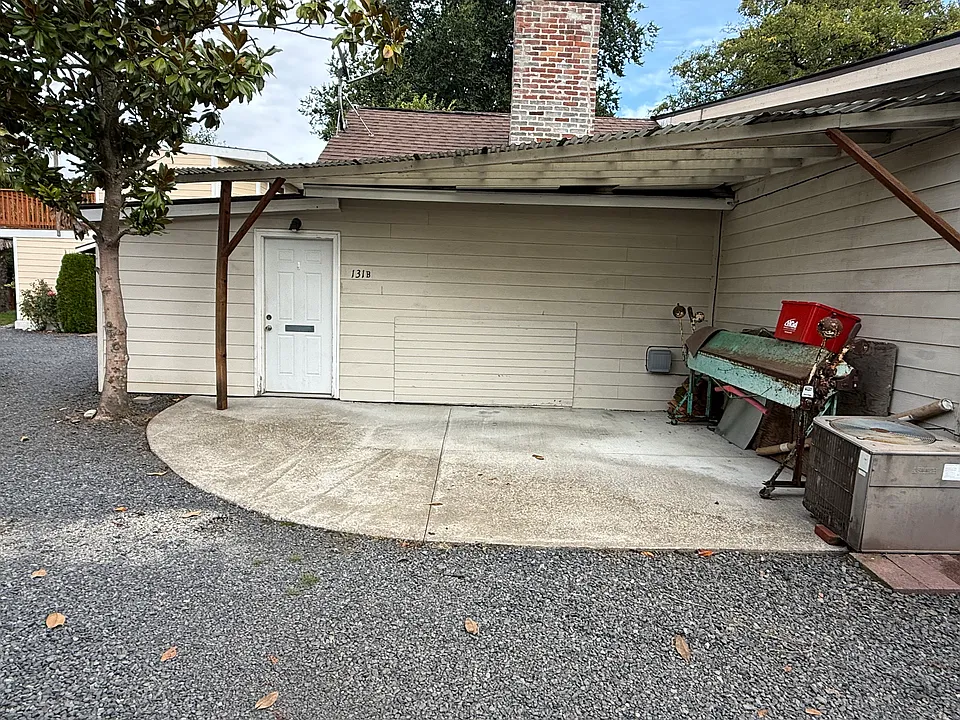 131 NE Florist Ln #B