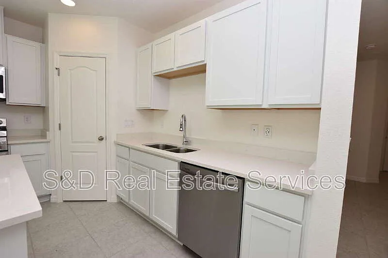 3 bed, 2.5 bath, 1694 sqft, $1,799 — Photo 4