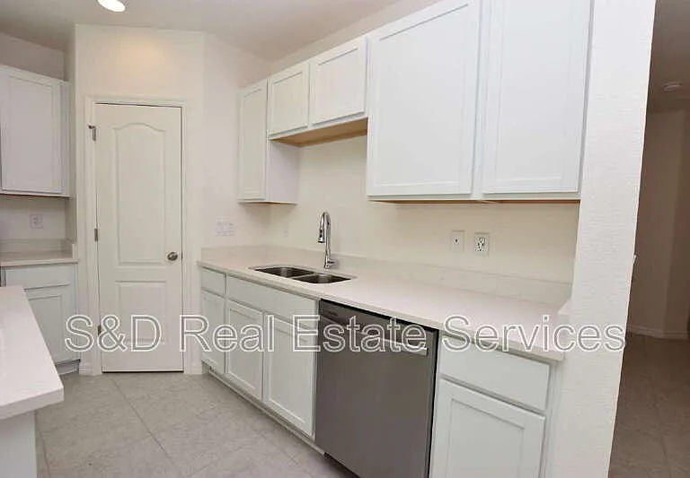 3913 Academia Ave — Photo 4