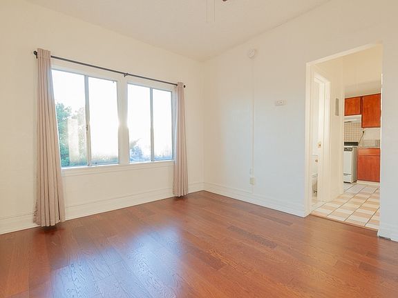4th image of 910 W 41st St APT 29