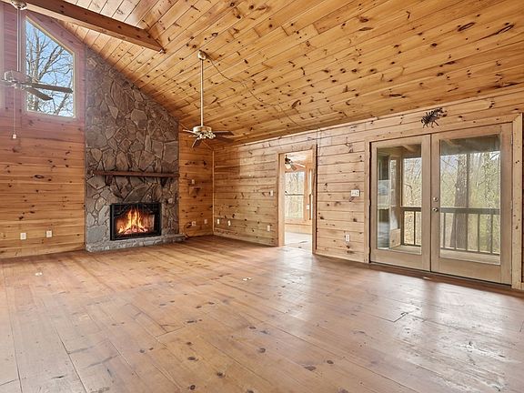 4th image of 591 Oak Ridge Rd