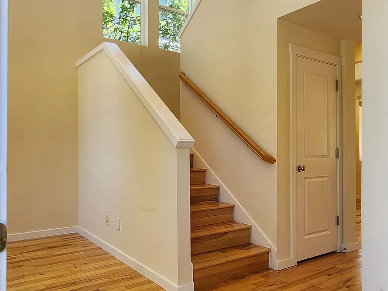 2567 NE Kensington Ct — Photo 5