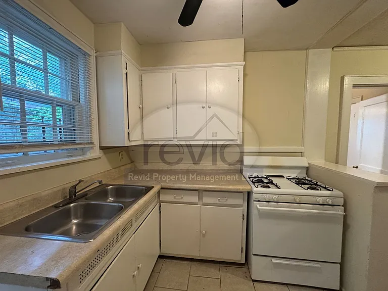 585 N Avalon St — Photo 6