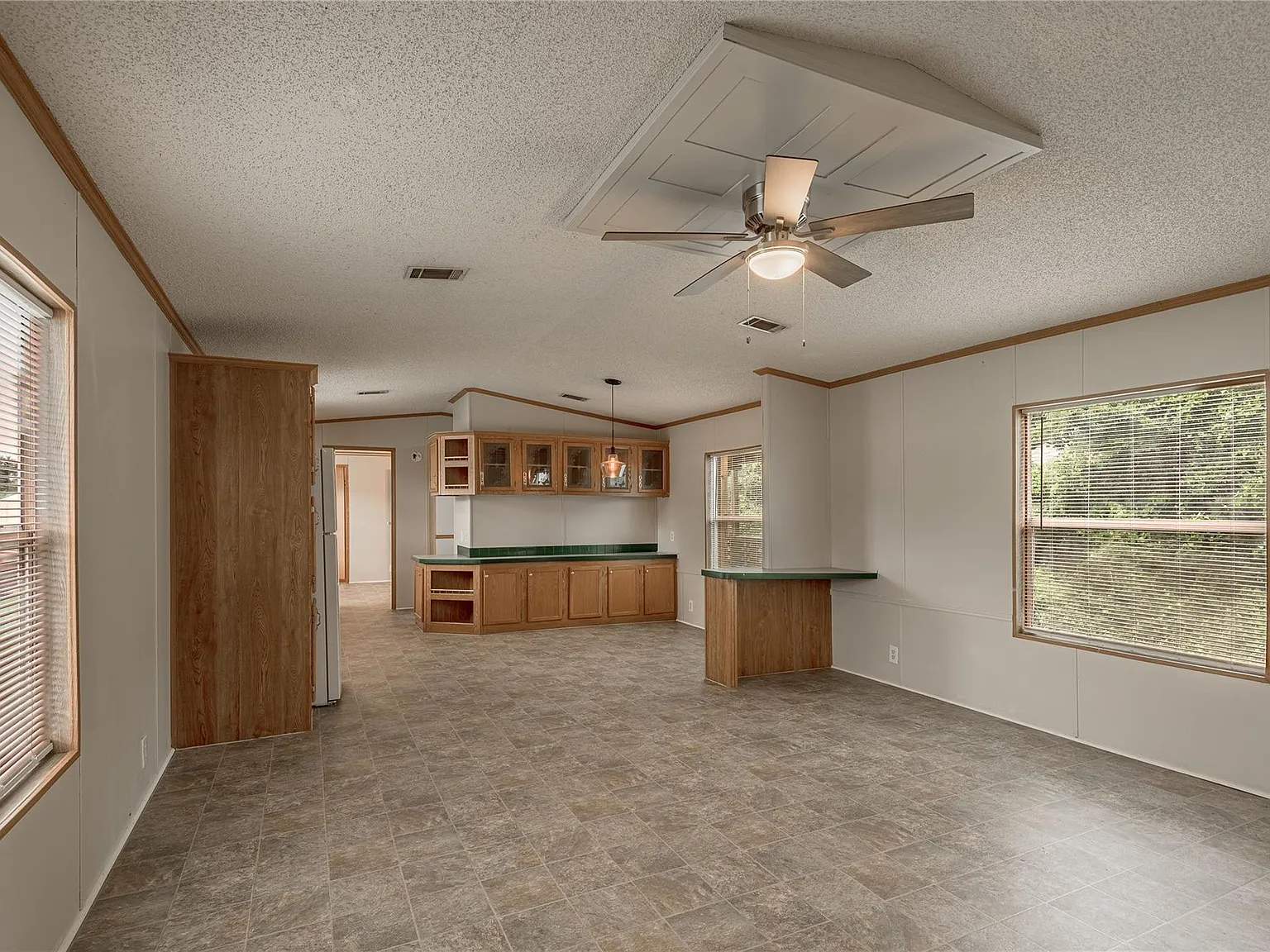 3 bed, 2.0 bath, 1216 sqft, $950 — Photo 1