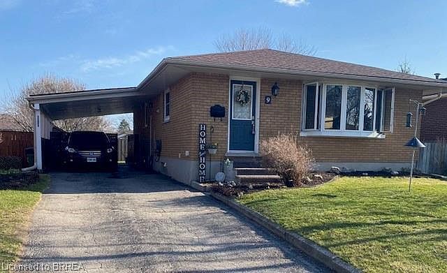 1st image of 9 Blueridge Cres
