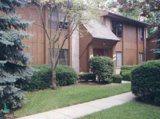 1918 White Birch Ct, Rochester, MI 48309