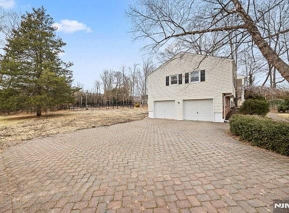 5th image of 373 W Saddle River Rd