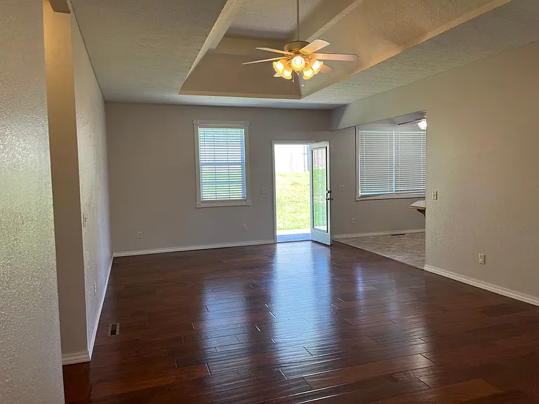 630 N Sunset Ave — Photo 4
