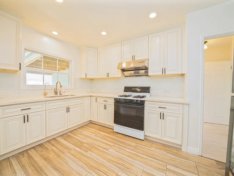 349 E Newman Ave #A — Photo 17
